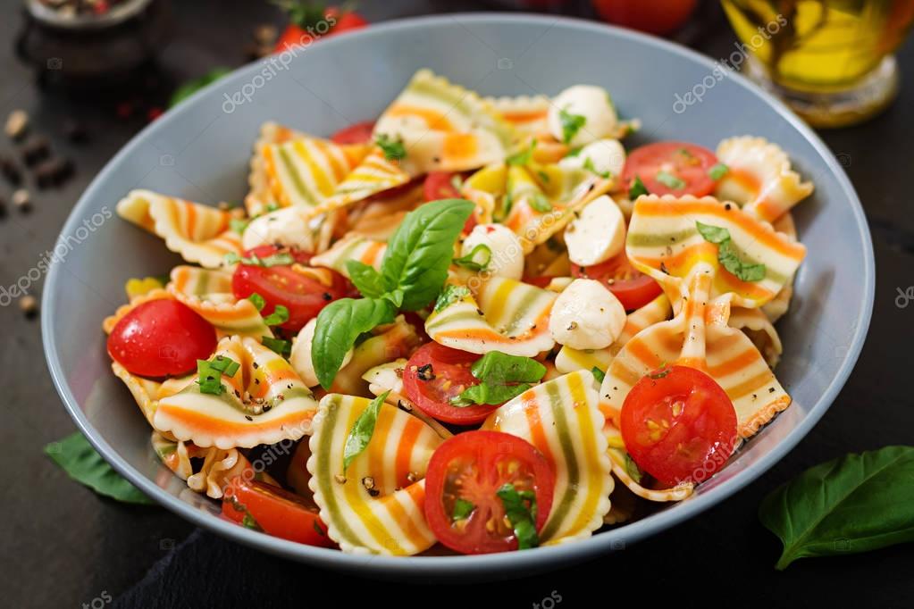 Farfalle-Nudelsalat mit Tomaten — Stockfoto © timolina #153376358