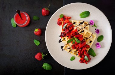 Belçika gofret plaka üzerinde çilek ile