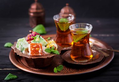 Türk lokumu ve siyah çay kase