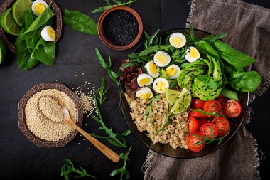 taze sebze ve kabın içinde quinoa salata