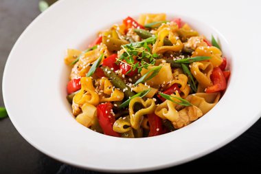 Tavuk fileto makarna ile gelen Fry stir 