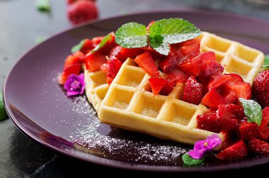 Belçika gofret plaka üzerinde çilek ile