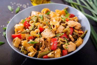 Tavuk fileto makarna ile gelen Fry stir 