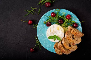 Mavi plaka üzerinde pişmiş Camembert peyniri