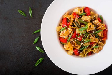 Tavuk fileto makarna ile gelen Fry stir 