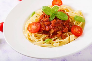 Makarna Fettuccine Bolognese beyaz plaka