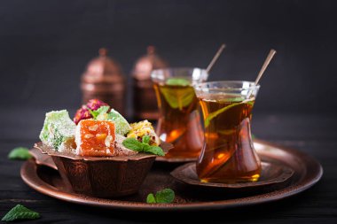 Türk lokumu ve siyah çay kase