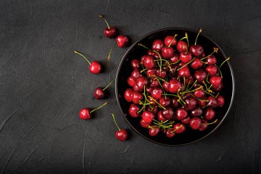 Olgun tatlı kiraz kase 