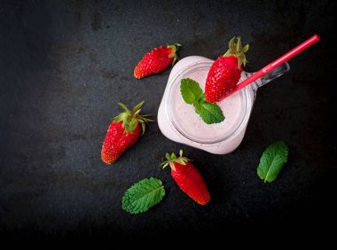 Yoğurt-çilek smoothies