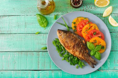 Fried sazan balık ve dilimlenmiş domates