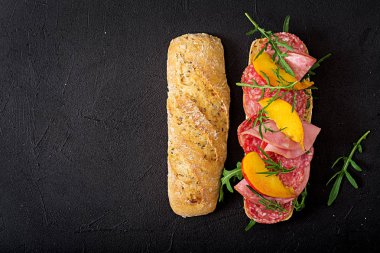 sandviç salam ve kuru soğan parçaları ile 