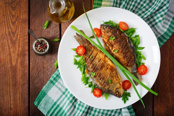 Fried sazan balık ve dilimlenmiş domates — Stok fotoğraf