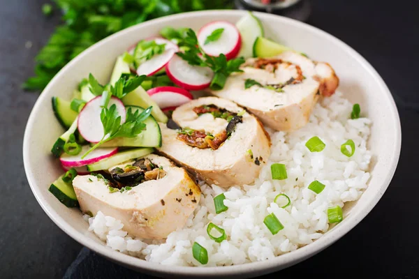 Arroz con rollos de pollo y ensalada — Foto de Stock