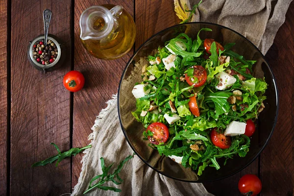 Ensalada de verduras con queso feta y frutos secos — Foto de Stock