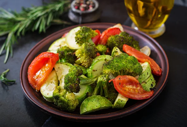 Gryta med bakade grönsaker — Stockfoto