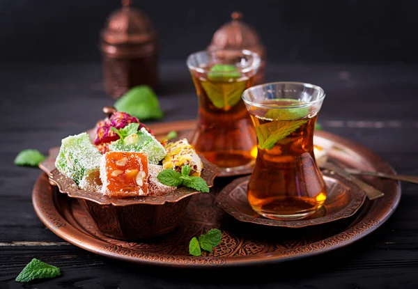Bowl with turkish delight and black tea — Stock Photo, Image