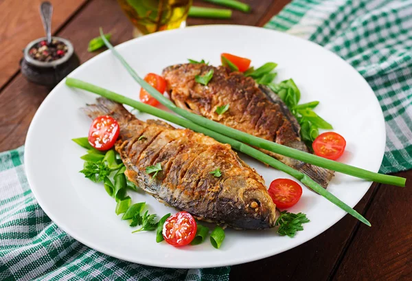 Carpa de pescado frito y tomates en rodajas — Foto de Stock