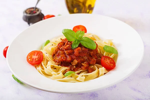 Paste Fettuccine Bolognese în placă albă — Fotografie, imagine de stoc