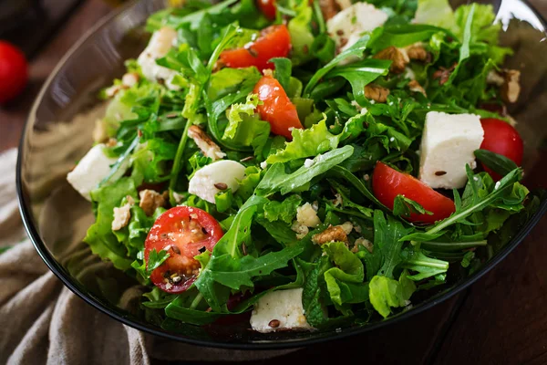 Ensalada de verduras con queso feta y frutos secos — Foto de Stock