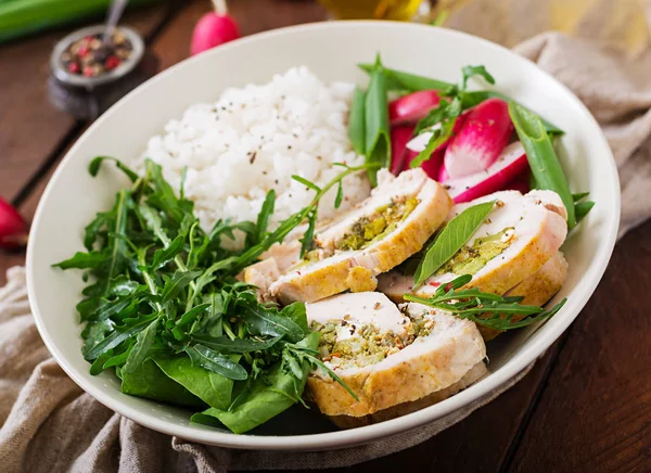 Salade avec rouleaux de poulet et roquette dans un bol — Photo