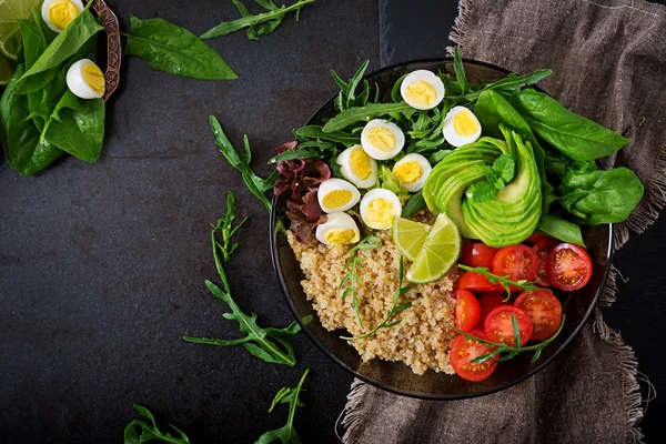 Friss zöldségek és tálba quinoa saláta — Stock Fotó