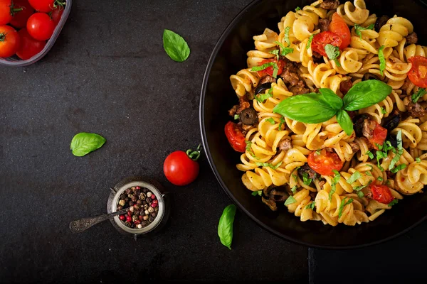 Massa Fusilli com tomate e carne bovina — Fotografia de Stock