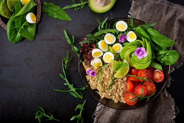 Salát z čerstvé zeleniny a quinoa v misce — Stock fotografie