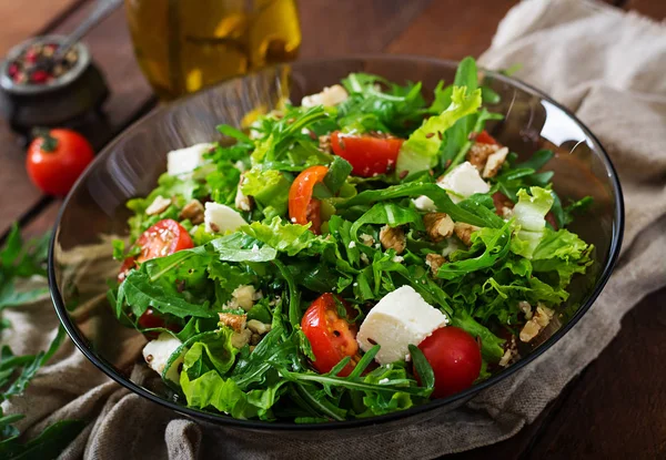 Ensalada de verduras con queso feta y frutos secos —  Fotos de Stock