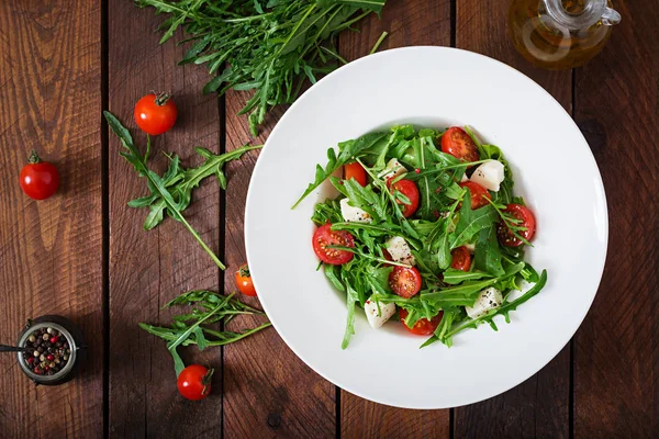 Insalata di pomodori con formaggio feta in piatto — Foto Stock