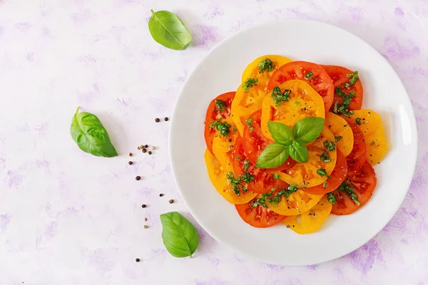 Salade van gele en rode tomaten — Stockfoto