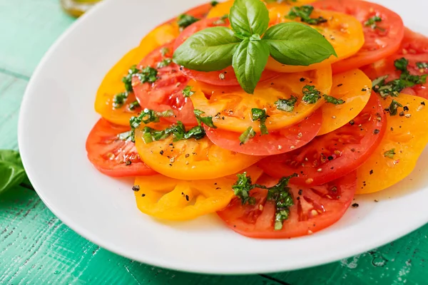 黄色と赤のトマトのサラダ — ストック写真
