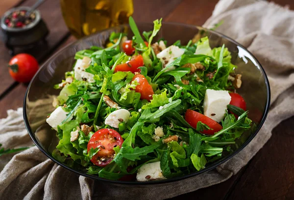 Ensalada de verduras con queso feta y frutos secos —  Fotos de Stock