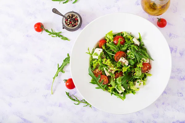 Insalata di pomodori con formaggio feta in piatto — Foto Stock