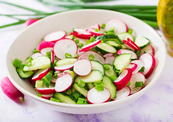 Frisse salade van komkommers en radijs — Stockfoto