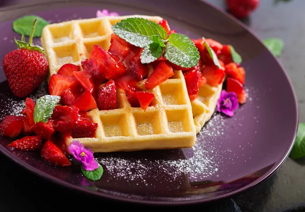 Wafer belga com morangos no prato — Fotografia de Stock