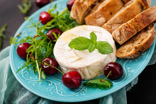 Gebackener Camembert-Käse auf blauem Teller — Stockfoto
