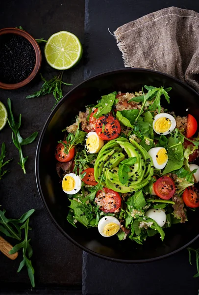 Friss zöldségek és tálba quinoa saláta — Stock Fotó