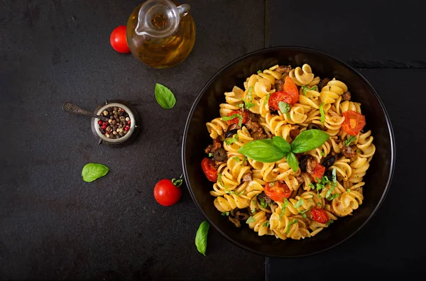 Pasta Fusilli with tomatoes and beef — Stock Photo, Image