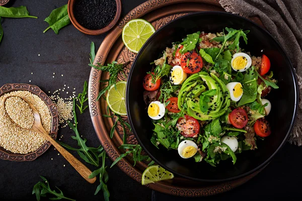 Salade de légumes frais et quinoa dans un bol — Photo