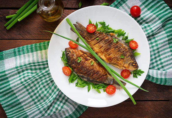 Carpa de pescado frito y tomates en rodajas —  Fotos de Stock