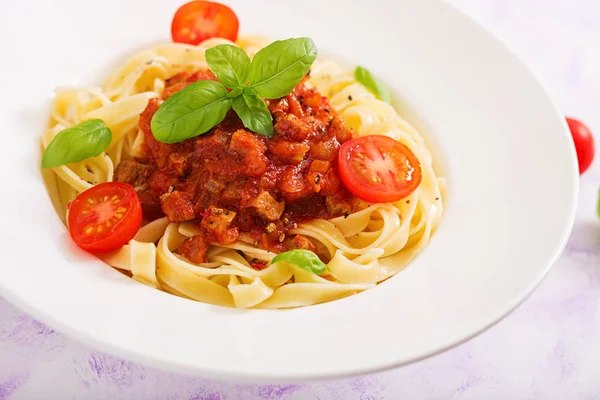 Makarna Fettuccine Bolognese beyaz plaka — Stok fotoğraf