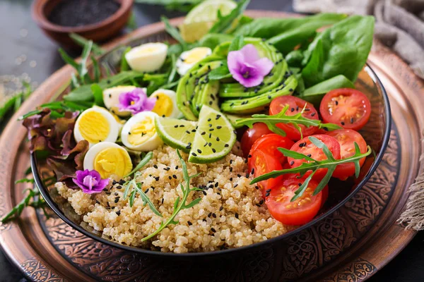 Sallad på färska grönsaker och quinoa i skål — Stockfoto