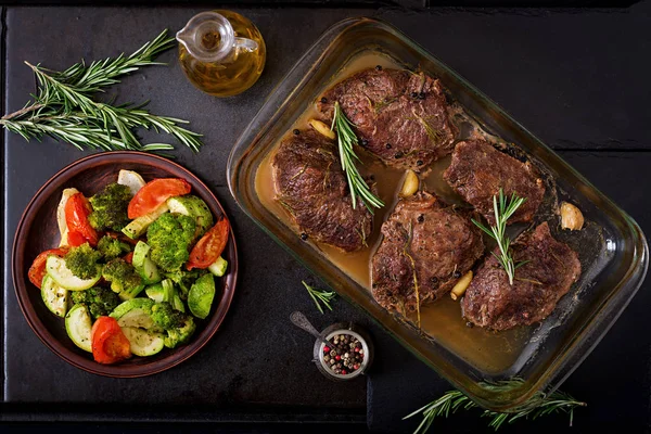 Bifes assados em caçarola — Fotografia de Stock