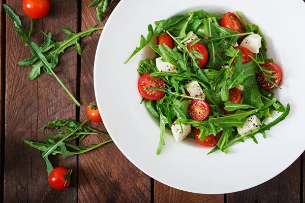 Ensalada de tomates con queso feta en plato —  Fotos de Stock