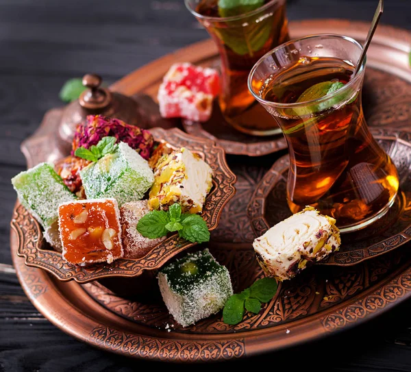 Cuenco con delicia turca y té negro — Foto de Stock