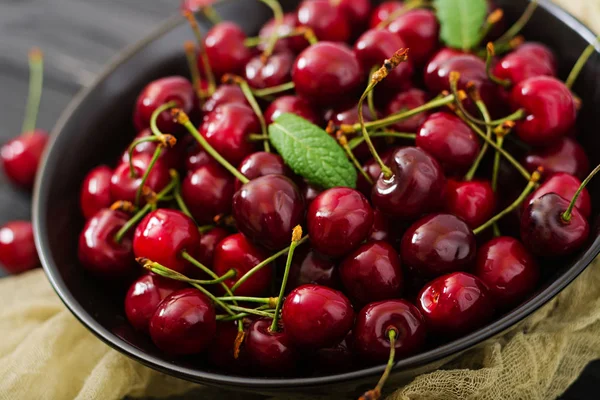 Ripe sweet cherries in bowl — Stock Photo, Image