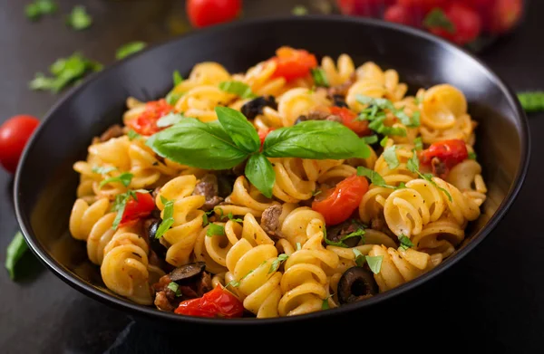 Pasta Fusilli with tomatoes and beef — Stock Photo, Image