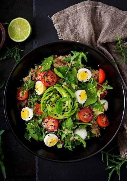 Salade de légumes frais et quinoa dans un bol — Photo