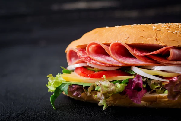 Smörgås med salami och tomat — Stockfoto