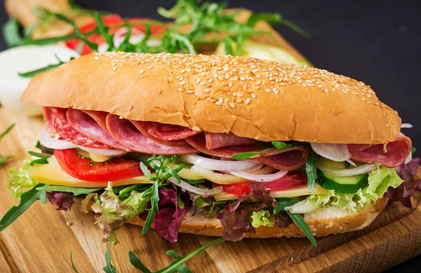 Smörgås med salami och tomat — Stockfoto